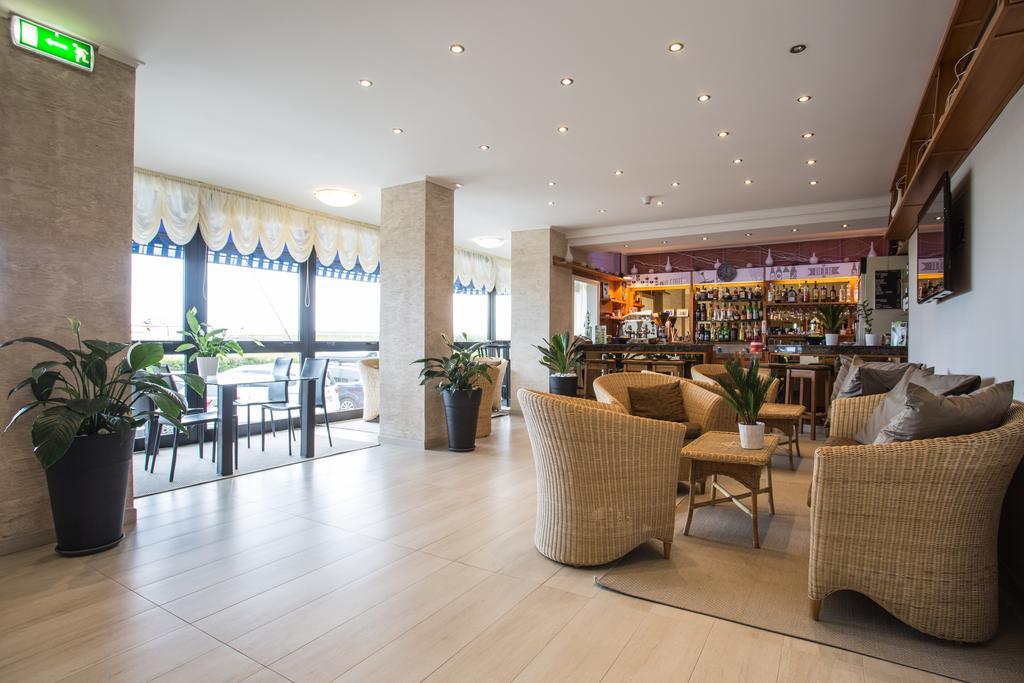 Hotel Byron มิลาโน แมริตทิมา ภายนอก รูปภาพ