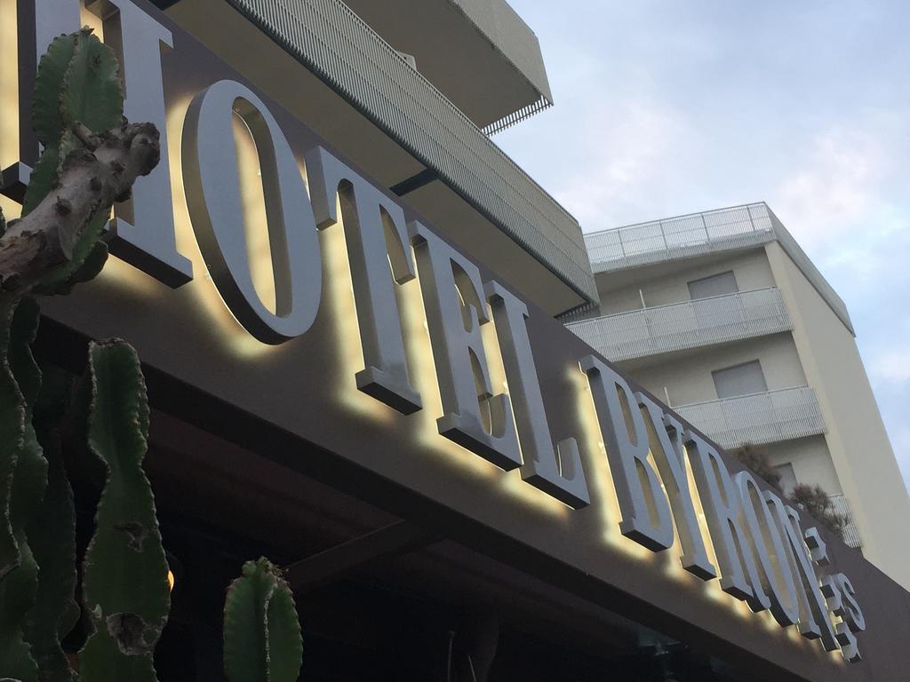 Hotel Byron มิลาโน แมริตทิมา ภายนอก รูปภาพ