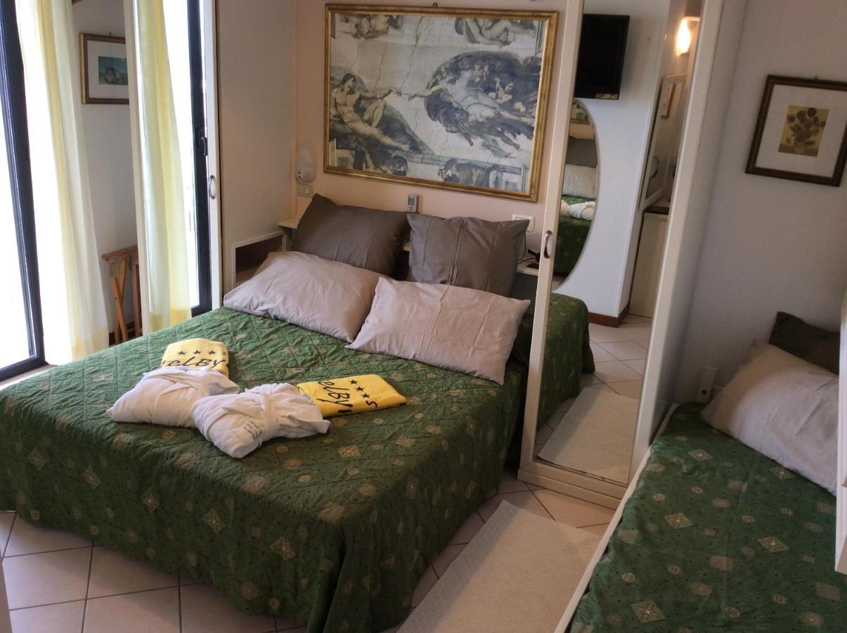 Hotel Byron มิลาโน แมริตทิมา ภายนอก รูปภาพ